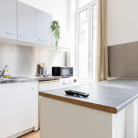 Functional Flat Close To The Station ليل