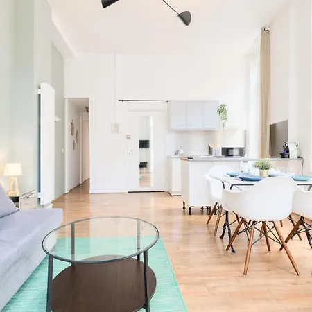 Functional Flat Close To The Station شقة