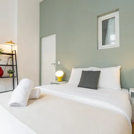 Functional Flat Close To The Station 아파트