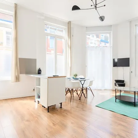 Functional Flat Close To The Station 아파트 *